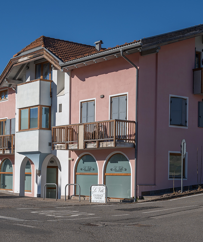 Facciata esterna dell’agenzia funebre Le Ville con insegna e vetrine