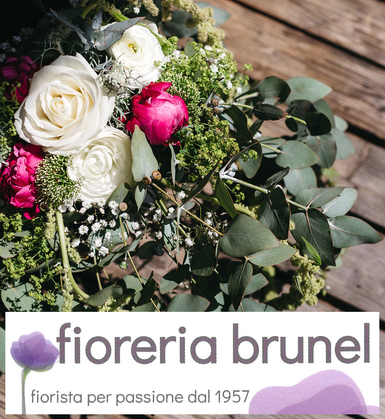 Bouquet con rose bianche e ranuncoli fucsia della Fioreria Brunel