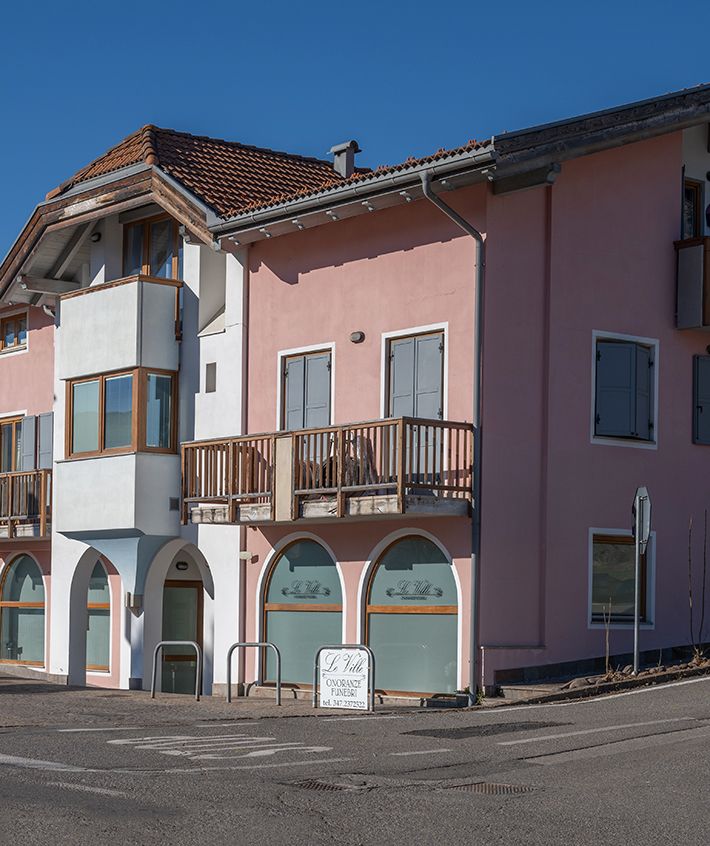 Facciata esterna dell’agenzia funebre Le Ville con insegna e vetrine